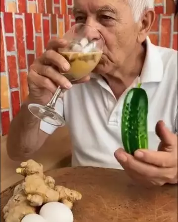 Idoso bebendo suco natural de gengibre para recuperar energia
